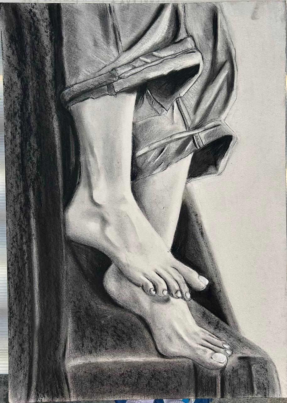 Dibujo a carboncillo de pies descalzos bajo tela drapeada, en un estudio académico clásico.
