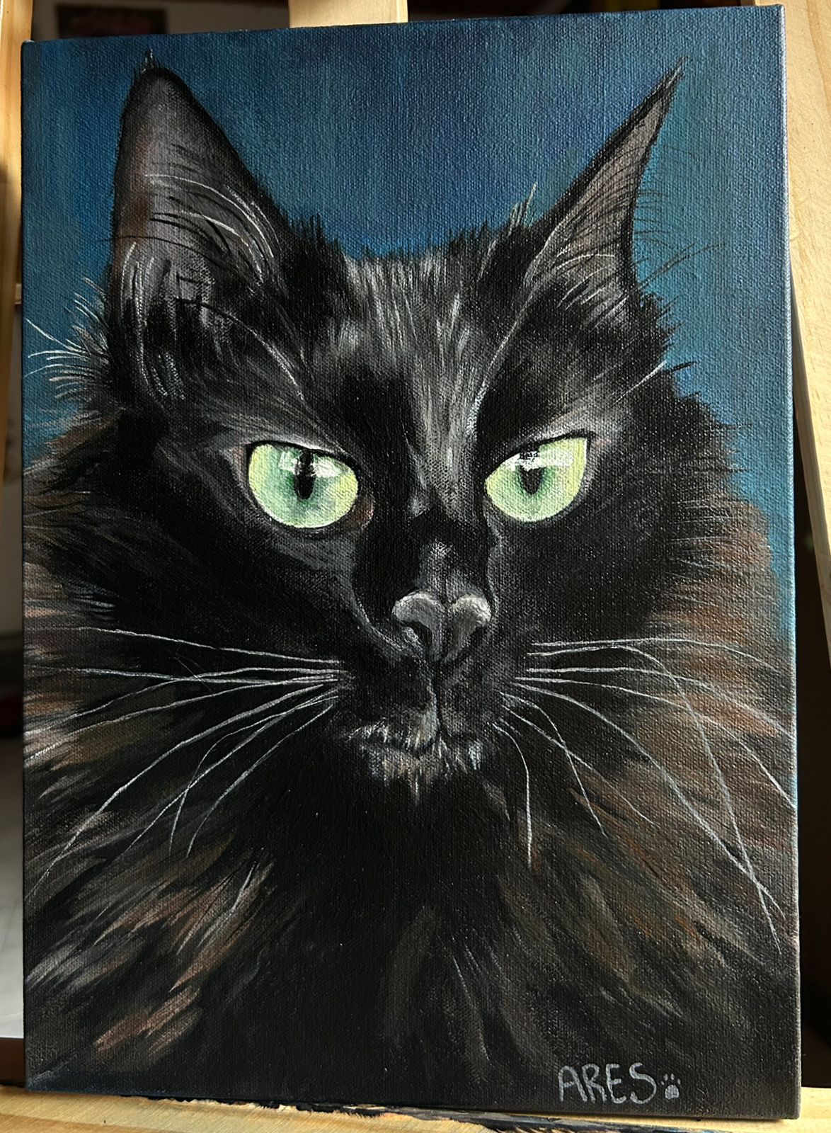 Retrato pintado en primer plano de un gato negro de pelo largo con ojos verdes, sobre un fondo verde azulado oscuro.
