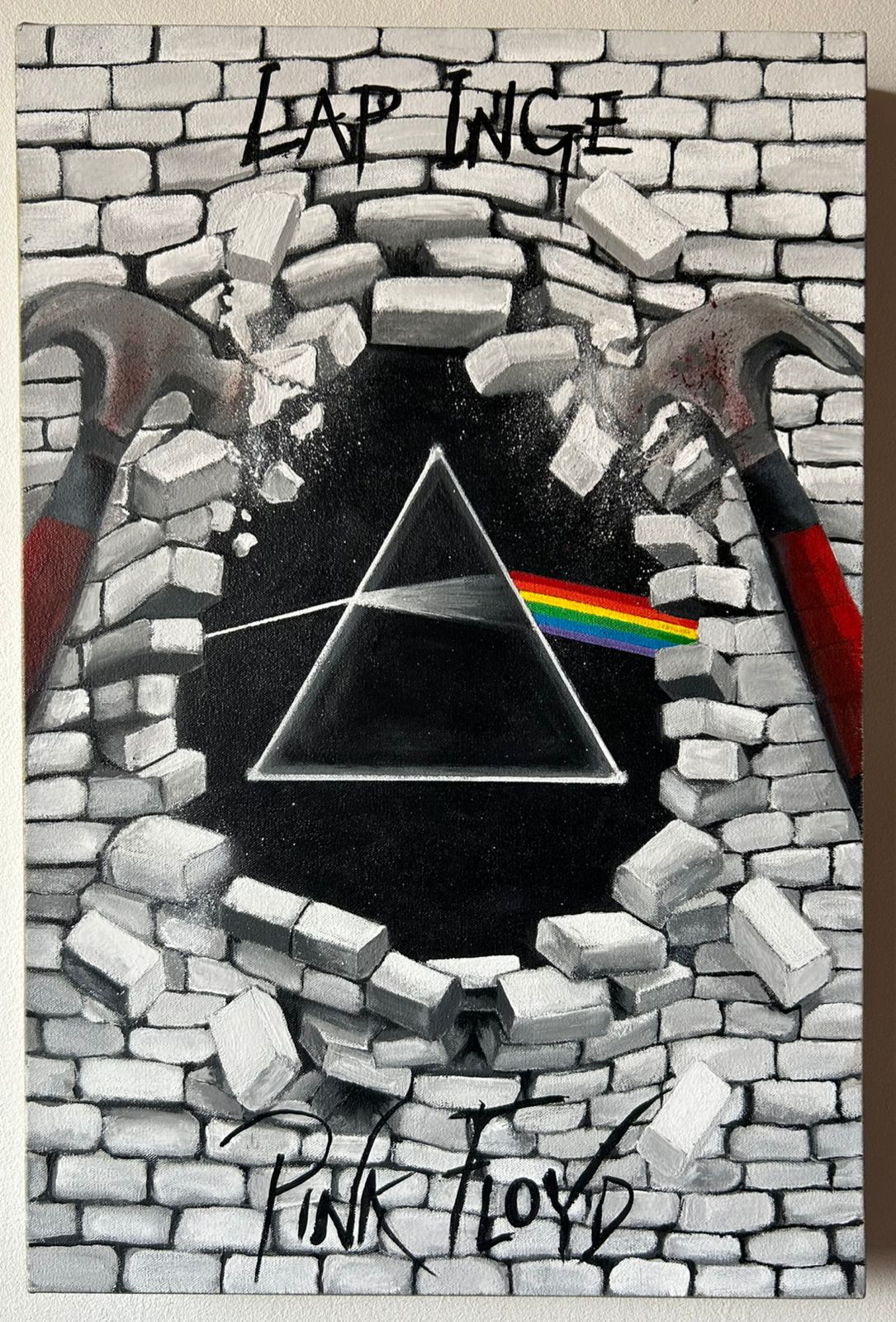 Pintura de un muro de ladrillos roto por dos martillos, que revela un prisma luminoso proyectando un arcoíris, en homenaje a la portada de un álbum de Pink Floyd.
