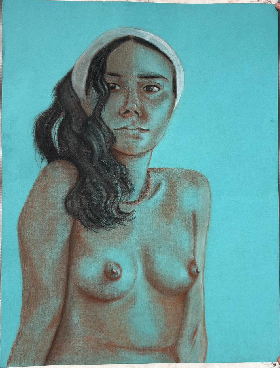 Estudio de figura a lápiz sobre papel turquesa de una mujer desnuda de cabello oscuro ondulado, con una diadema blanca y un collar de cuentas.